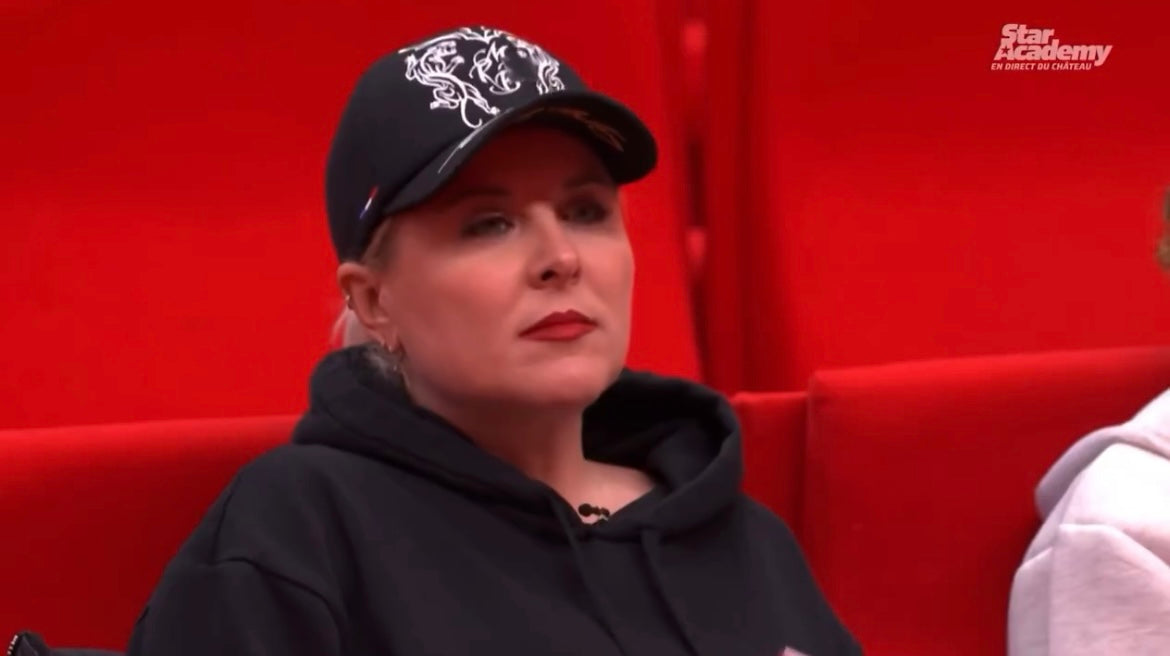 Marlène Schaff porte une création Mark De Belleroy