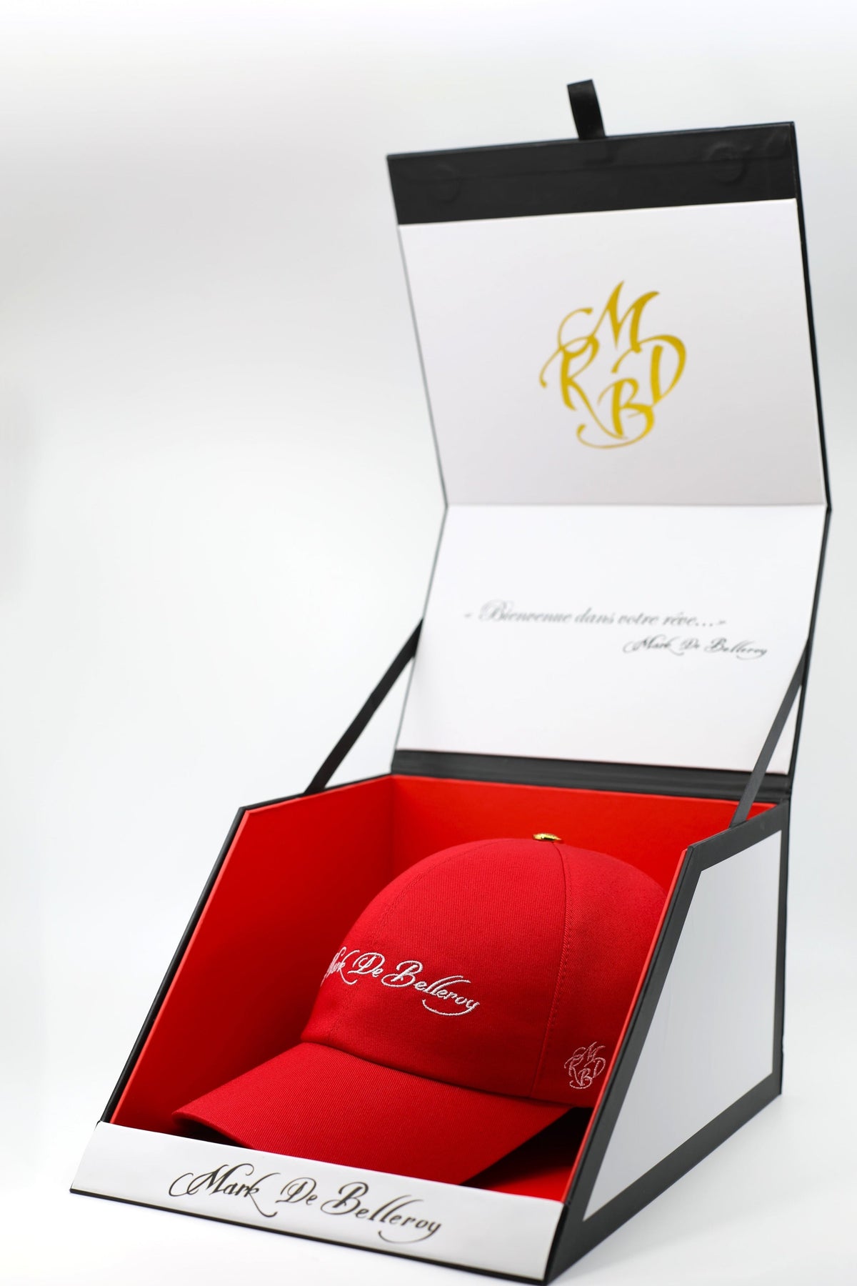 Casquette baseball de luxe 6 pans Mark De Belleroy, casquette rouge intense brodée et dans son écrin à casquette signature Mark De Belleroy