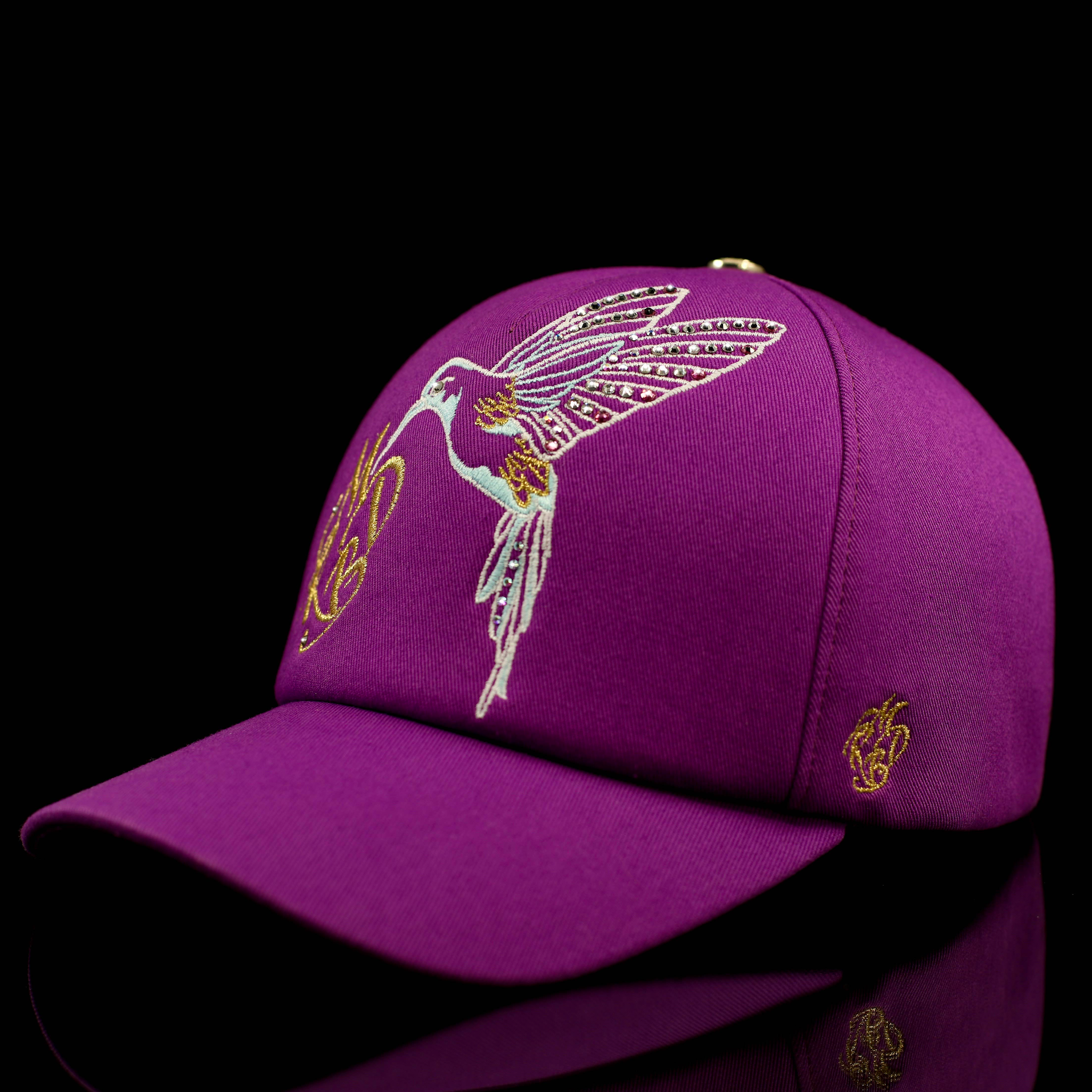 Casquette fuchsia avec colibri cristaux de Swarovski signée Mark De Belleroy, casquette made in france, casquette designer français, casquette pièce unique