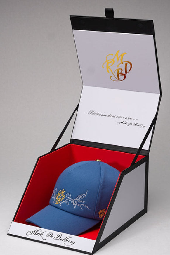 Casquette baseball 5 pans l'éclat bleu écrin Mark De Belleroy -Mark De Belleroy - Casquette baseball - casquette de luxe - casquette ornements - casquette bleue - casquette premium - casquette haut de gamme - casquette fabriquée en France - Casquette made in France - Casquette prestige - casquette de collection - casquette fashion - casquette brodée - casquette - casquette maison française - casquette maison de luxe - casquette homme - casquette femme - casquette no gender