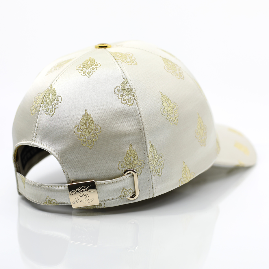 Casquette baseball de luxe Mark De Belleroy couleur champagne et doré au tissage Jacquard rivet doré et fermoir doré, casquette intérieur satin, casquette en édition limitée fabriquée en France.Casquette baseball de luxe - casquette de luxe - casquette designer - casquette haut de gamme - casquette luxueuse - casquette faite à la main - casquette artisanale - casquette made in France - casquette maison de luxe