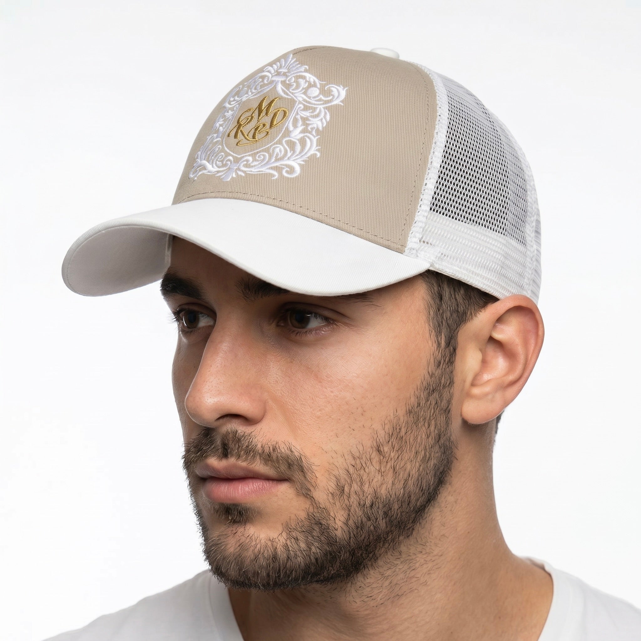 Casquette de luxe Mark De Belleroy - Luxury cap - French cap - Trucker luxury cap - trucker Cap -Mark De Belleroy - Casquette trucker - casquette de luxe - casquette beige et blanche - casquette premium - casquette haut de gamme - casquette fabriquée en France - Casquette made in France - Casquette prestige - casquette de collection - casquette fashion - casquette brodée - casquette maison française - casquette maison de luxe - casquette homme - casquette femme - casquette no gender - casquette brodée