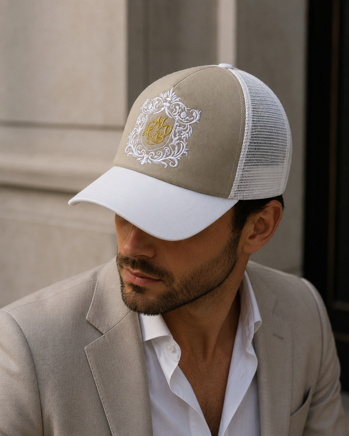 casquette trucker de luxe homme beige Mark De Belleroy Blason Signature