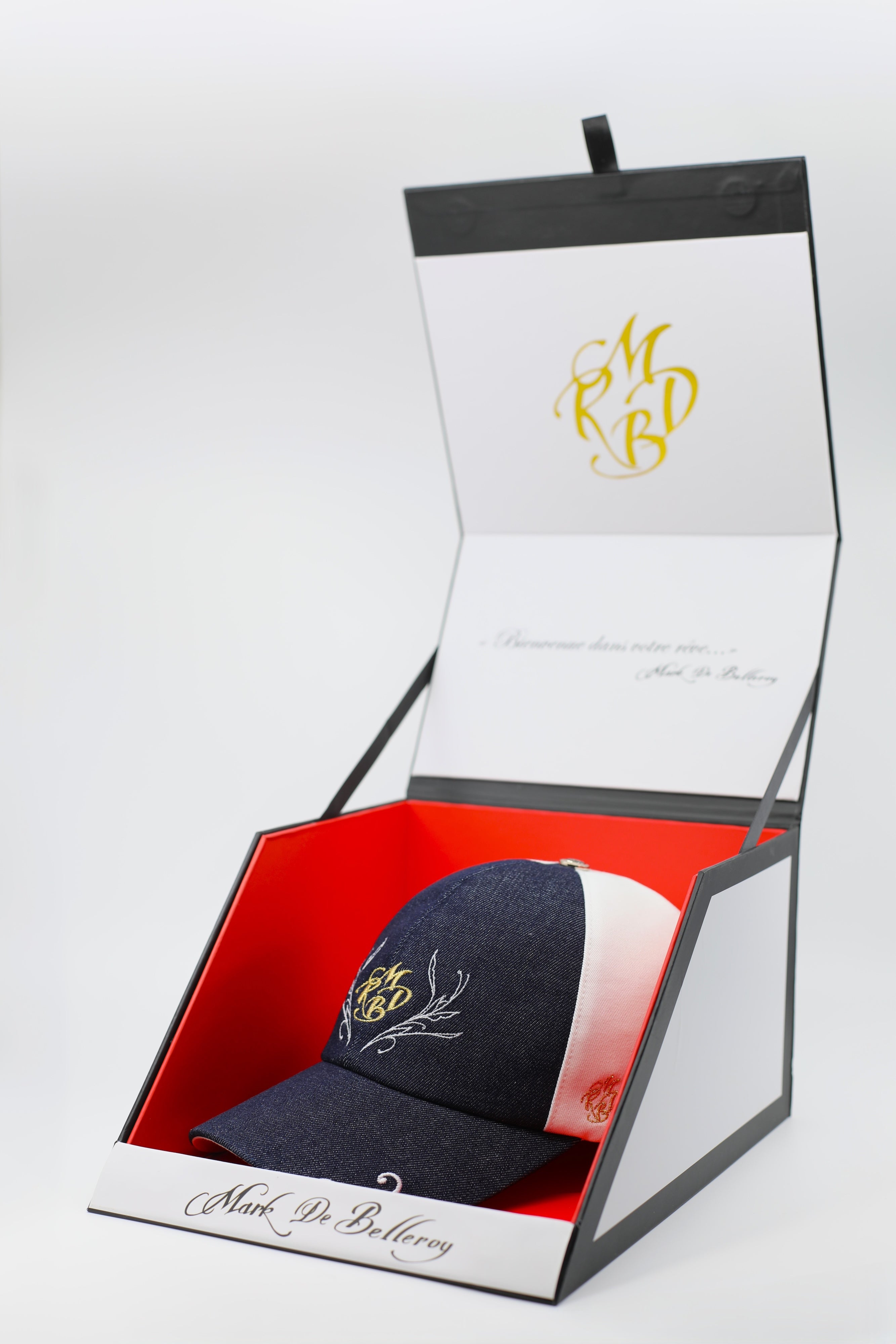 Casquette de luxe mark de Belleroy en jean denim et blanc intérieur satin doré casquette brodée dans son écrin signature Mark De Belleroy