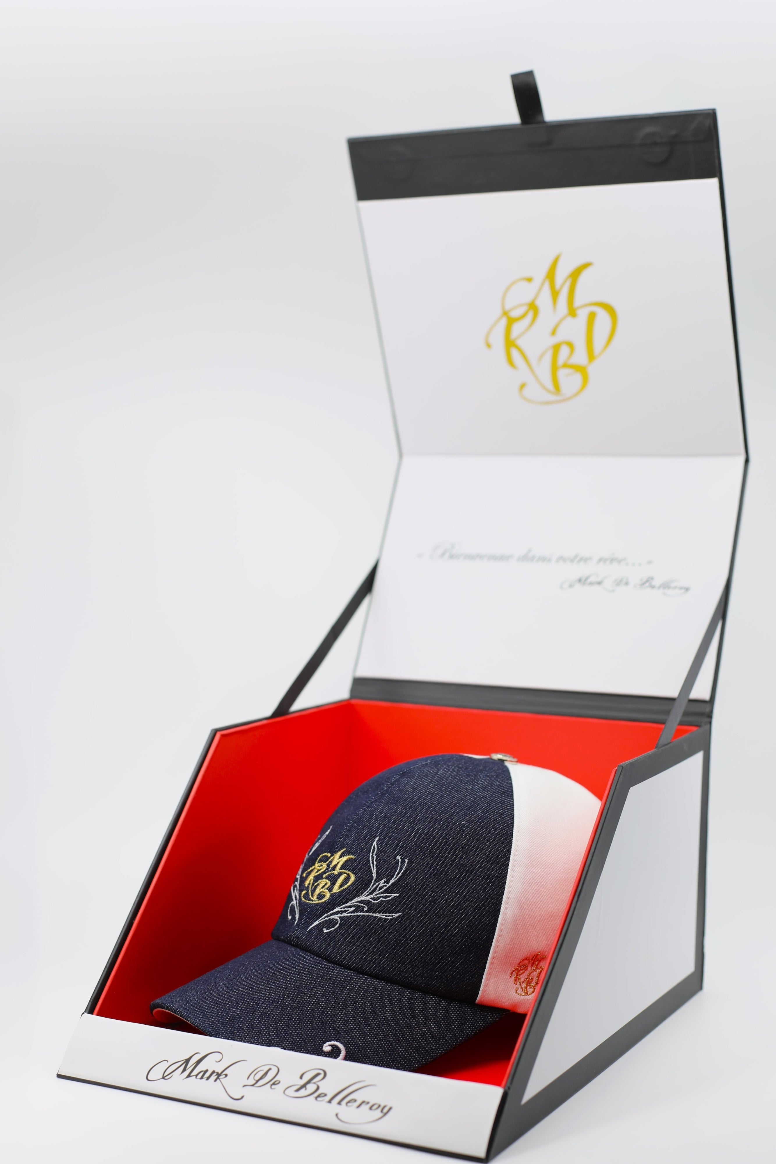 Casquette de luxe mark de Belleroy en jean denim et blanc intérieur satin doré casquette brodée dans son écrin signature Mark De Belleroy