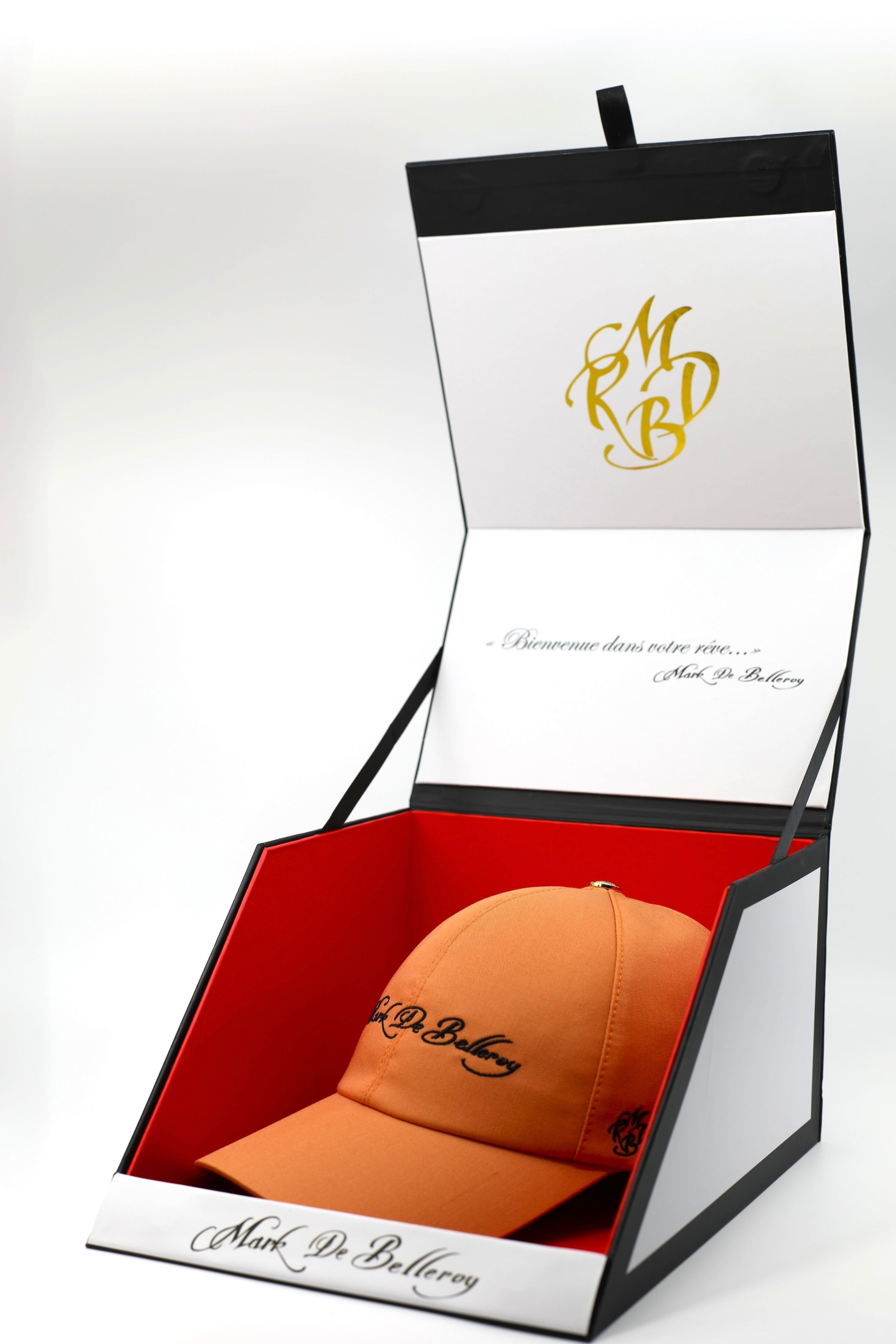 Casquette baseball de luxe couleur pêche casquette brodée intérieur satin dans son écrin signature de luxe Mark De Belleroy