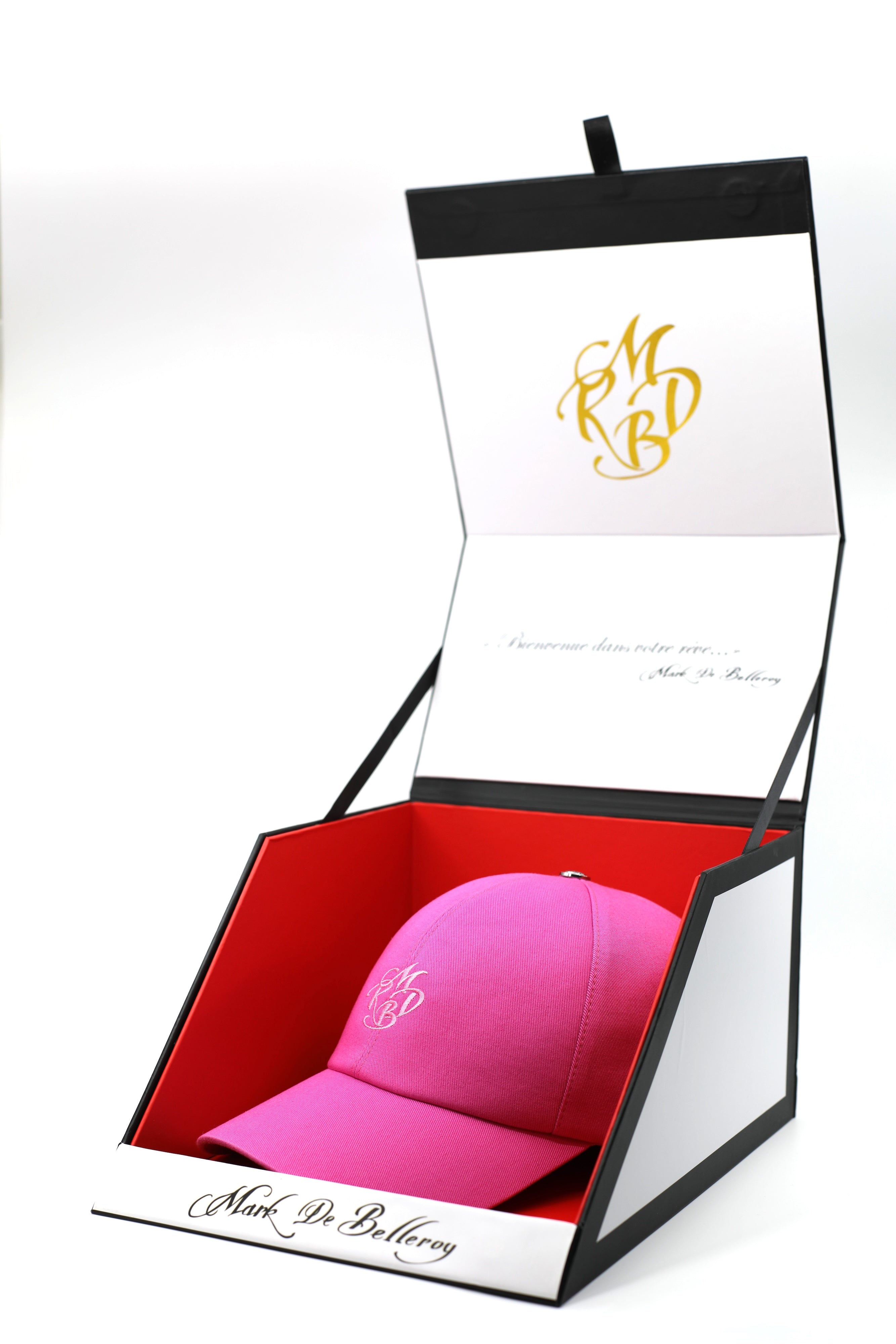 Casquette baseball de luxe Mark De Belleroy, casquette brodée couleur fuchsia intérieur satin doré dans son écrin signature Mark De Belleroy