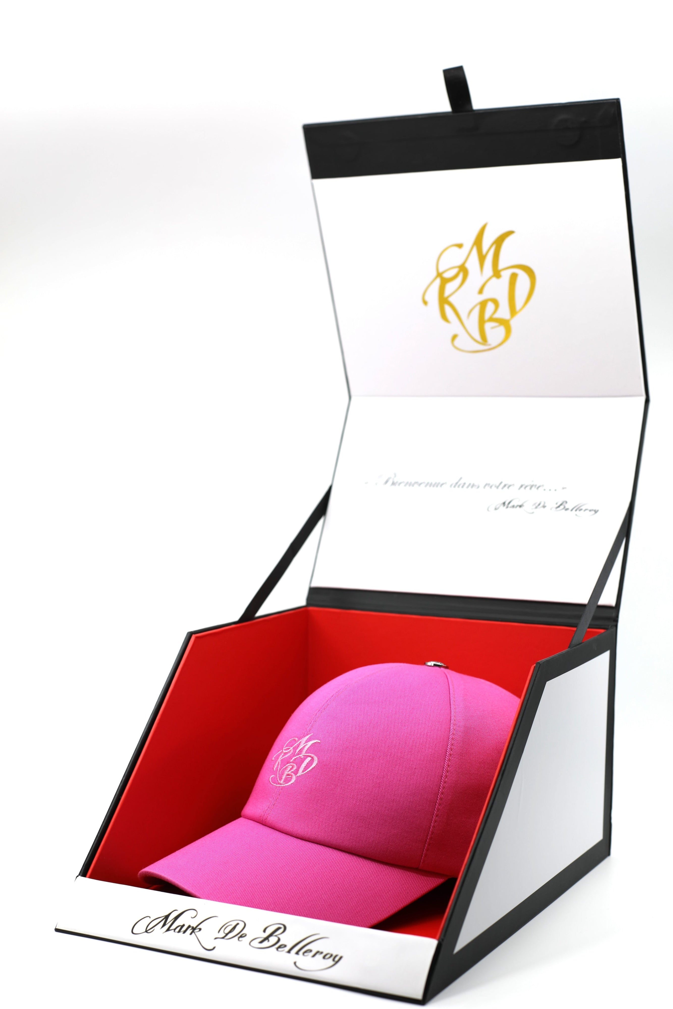 Casquette baseball de luxe Mark De Belleroy, casquette brodée couleur fuchsia intérieur satin doré dans son écrin signature Mark De Belleroy