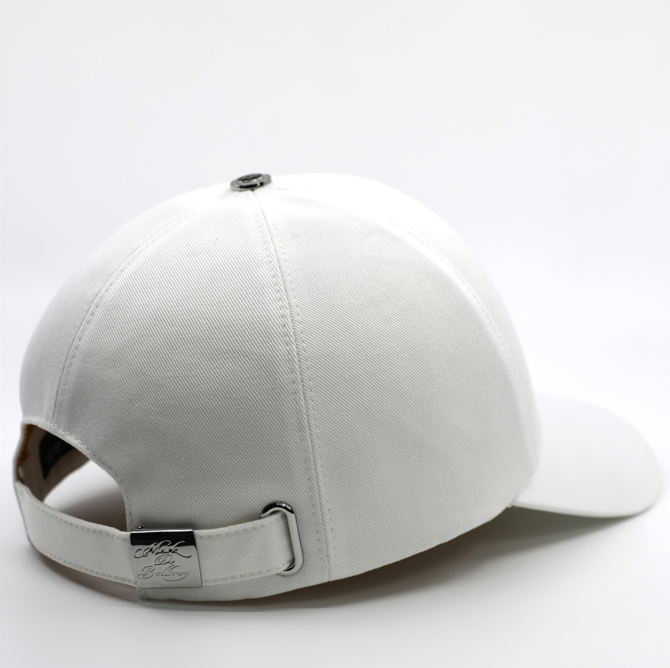 casquette de golf de luxe blanche vue arrière intérieur satin doré fermoir argenté gravé made in France Mark De Belleroy