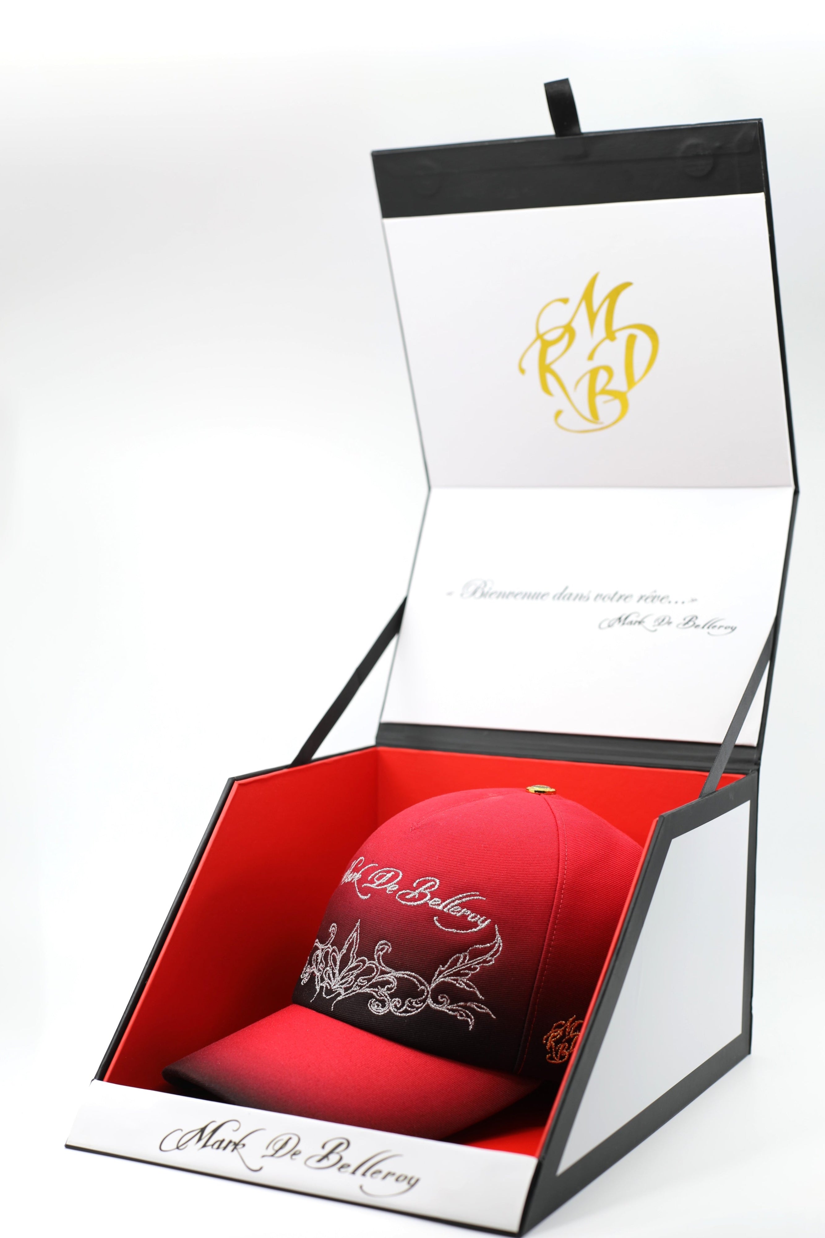Casquette de luxe Mark De Belleroy rouge dégradé noir - Luxury cap - French cap - baseball luxury cap - Baseball Cap -Mark De Belleroy - Casquette baseball - casquette de luxe - casquette rouge et noire - casquette premium - casquette haut de gamme - casquette fabriquée en France - Casquette made in France - Casquette prestige - casquette de collection - casquette fashion - casquette brodée - casquette maison française - casquette maison de luxe - casquette homme - casquette femme - casquette no gender