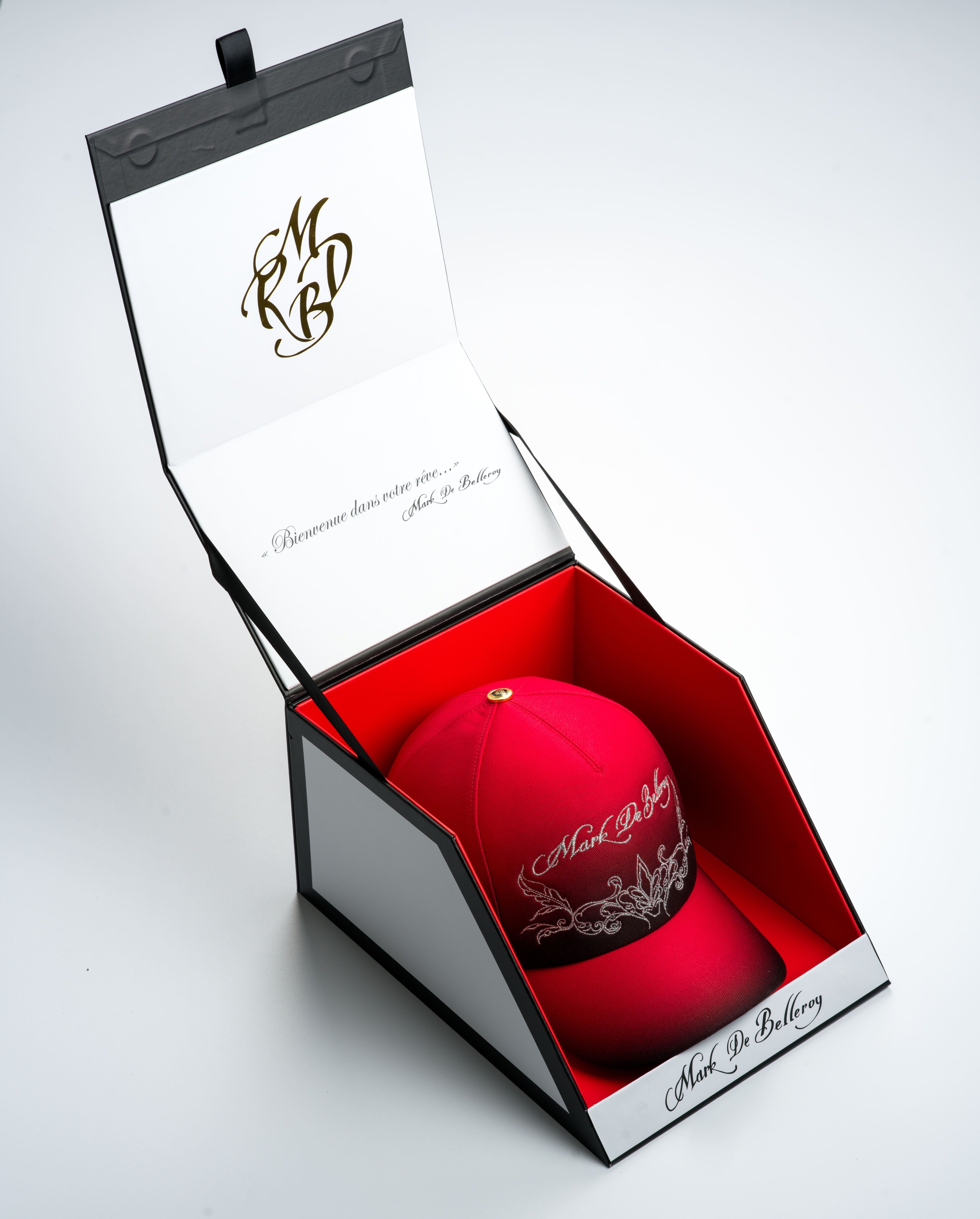 Casquette de luxe Mark De Belleroy - Luxury cap - French cap - baseball luxury cap - Baseball Cap -Mark De Belleroy - Casquette baseball - casquette de luxe - casquette rouge et noire - casquette premium - casquette haut de gamme - casquette fabriquée en France - Casquette made in France - Casquette prestige - casquette de collection - casquette fashion - casquette brodée - casquette maison française - casquette maison de luxe - casquette homme - casquette femme - casquette no gender