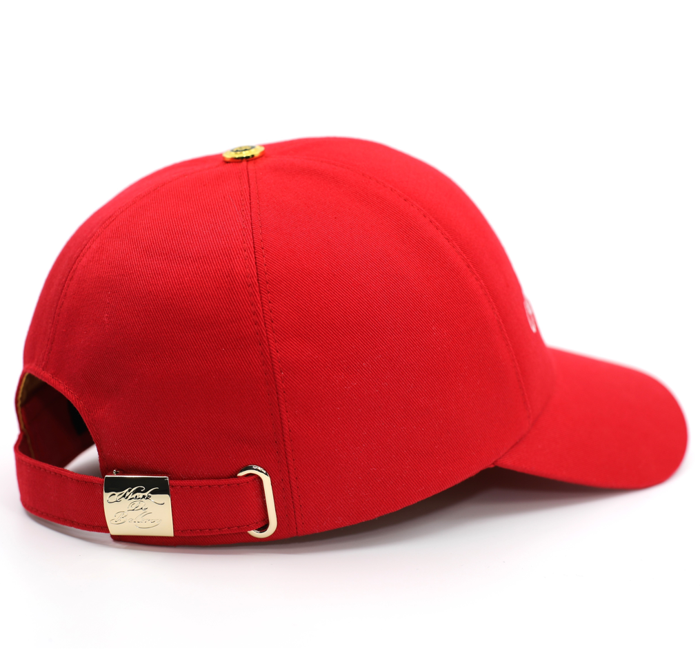 casquette de luxe rouge intense profil fermoir doré gravé Mark De Belleroy