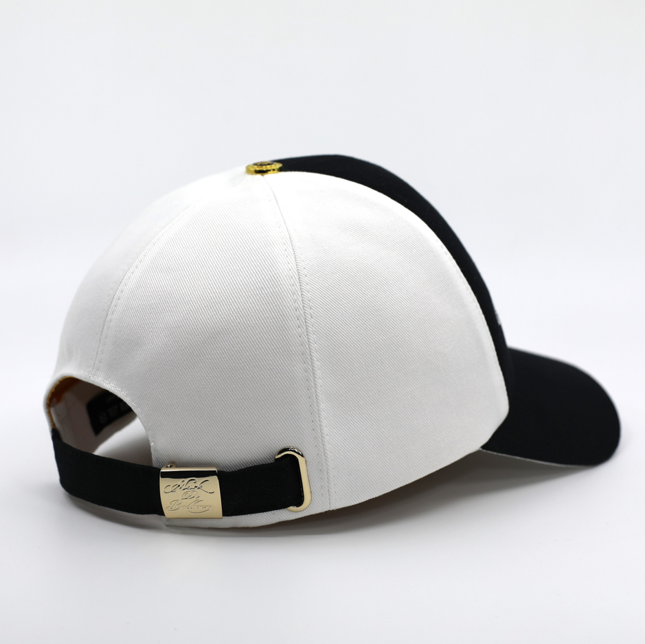 casquette de luxe noire et blanche vue arrière fermoir doré gravé intérieur satin doré made in France