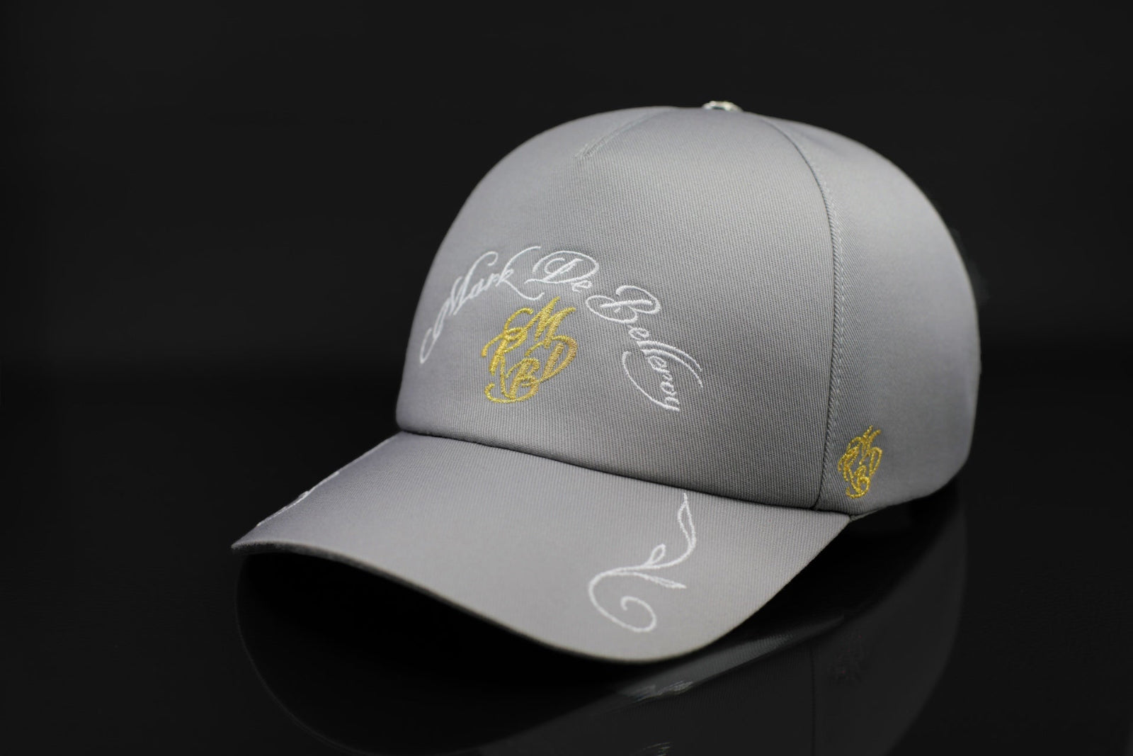 Casquette sur-mesure - Casquette de luxe- Casquette made in france - Casquette Mark De Belleroy - casquette fabriquée en France - casquette brodée - casquette grise