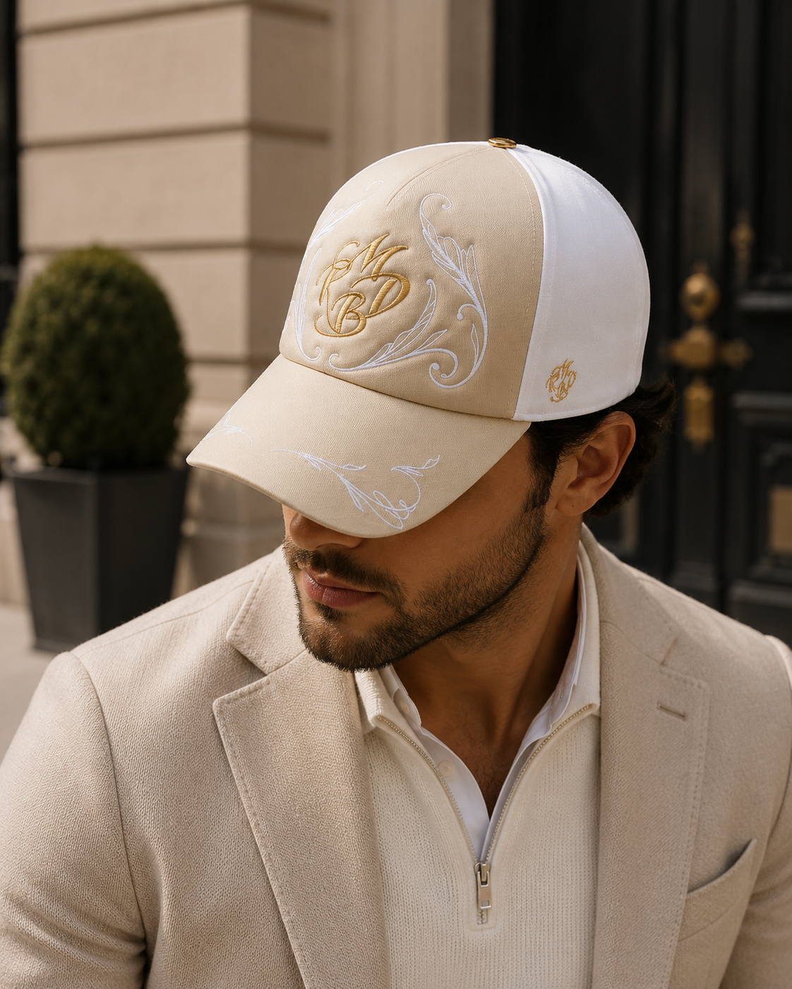 homme portant la casquette baseball beige L'Étoile de Sable Mark De Belleroy