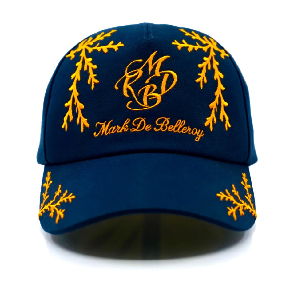 Vue de face casquette prestige bleu marine broderie branchage orange fermoir argenté gravé Mark De Belleroy