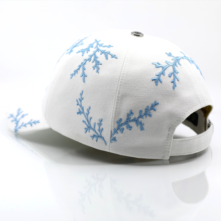 casquette de luxe blanche branchage bleu ciel profil gauche fermoir argenté gravé collection Prestige Mark De Belleroy