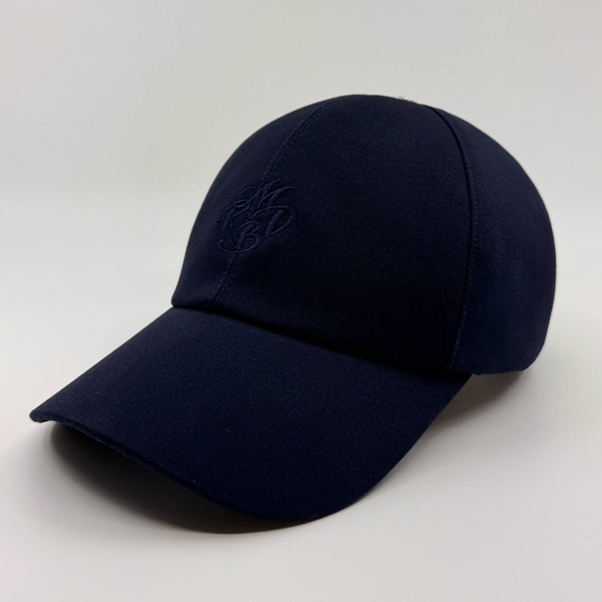 Casquette baseball 6 pans brodée bleu marine sobriété Mark De Belleroy