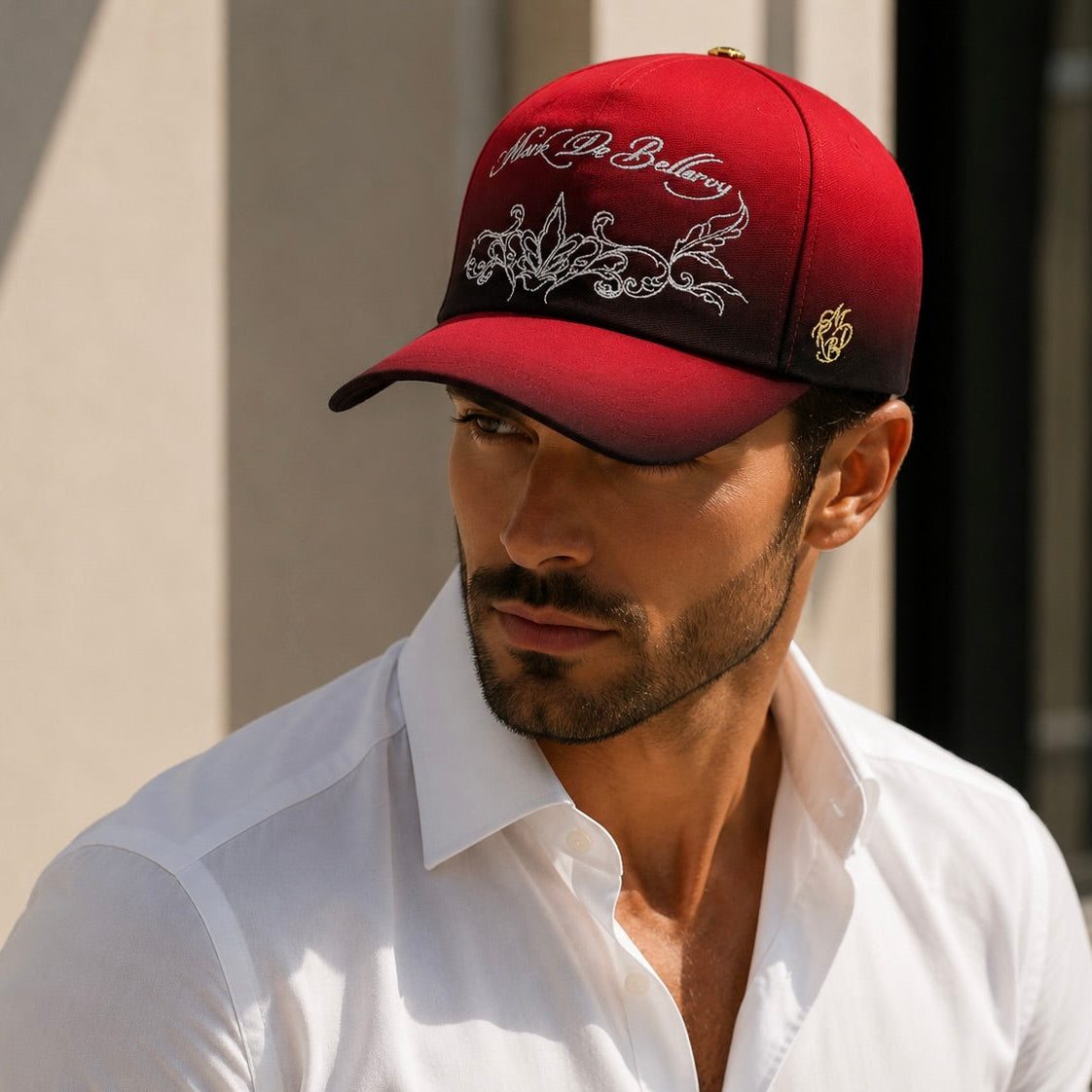 Homme portant une casquette haut de gamme Mark De Belleroy rouge dégradée noire, casquette made in France.