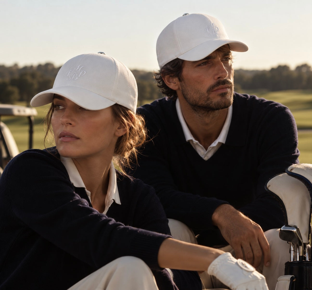 couple de golfeurs portant une casquette de la maison de luxe française Mark De Belleroy. Casquette blanche de golf brodée