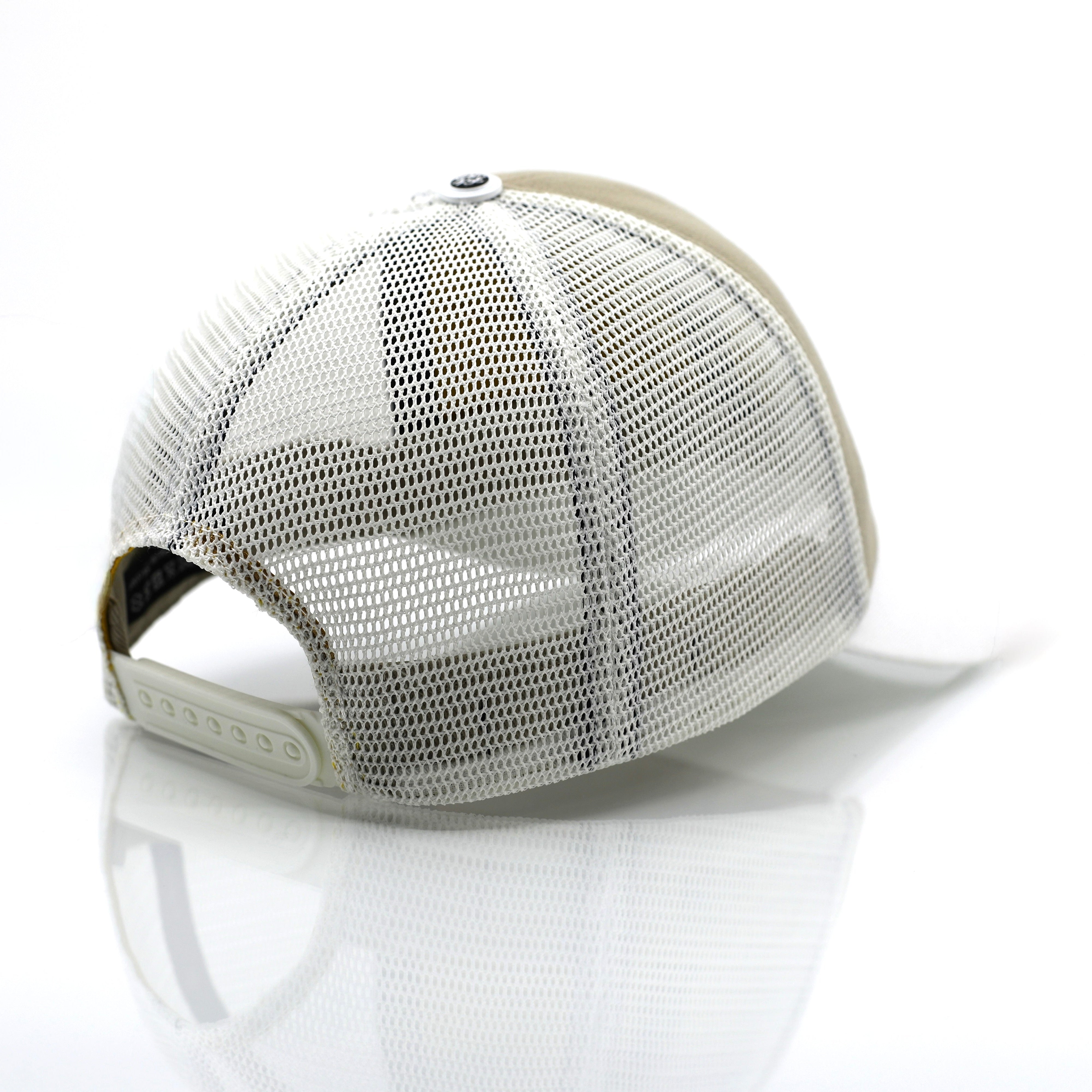 Casquette de luxe Mark De Belleroy - Luxury cap - French cap - Trucker luxury cap - trucker Cap -Mark De Belleroy - Casquette trucker - casquette de luxe - casquette beige et blanche - casquette premium - casquette haut de gamme - casquette fabriquée en France - Casquette made in France - Casquette prestige - casquette de collection - casquette fashion - casquette brodée - casquette maison française - casquette maison de luxe - casquette homme - casquette femme - casquette no gender - casquette brodée