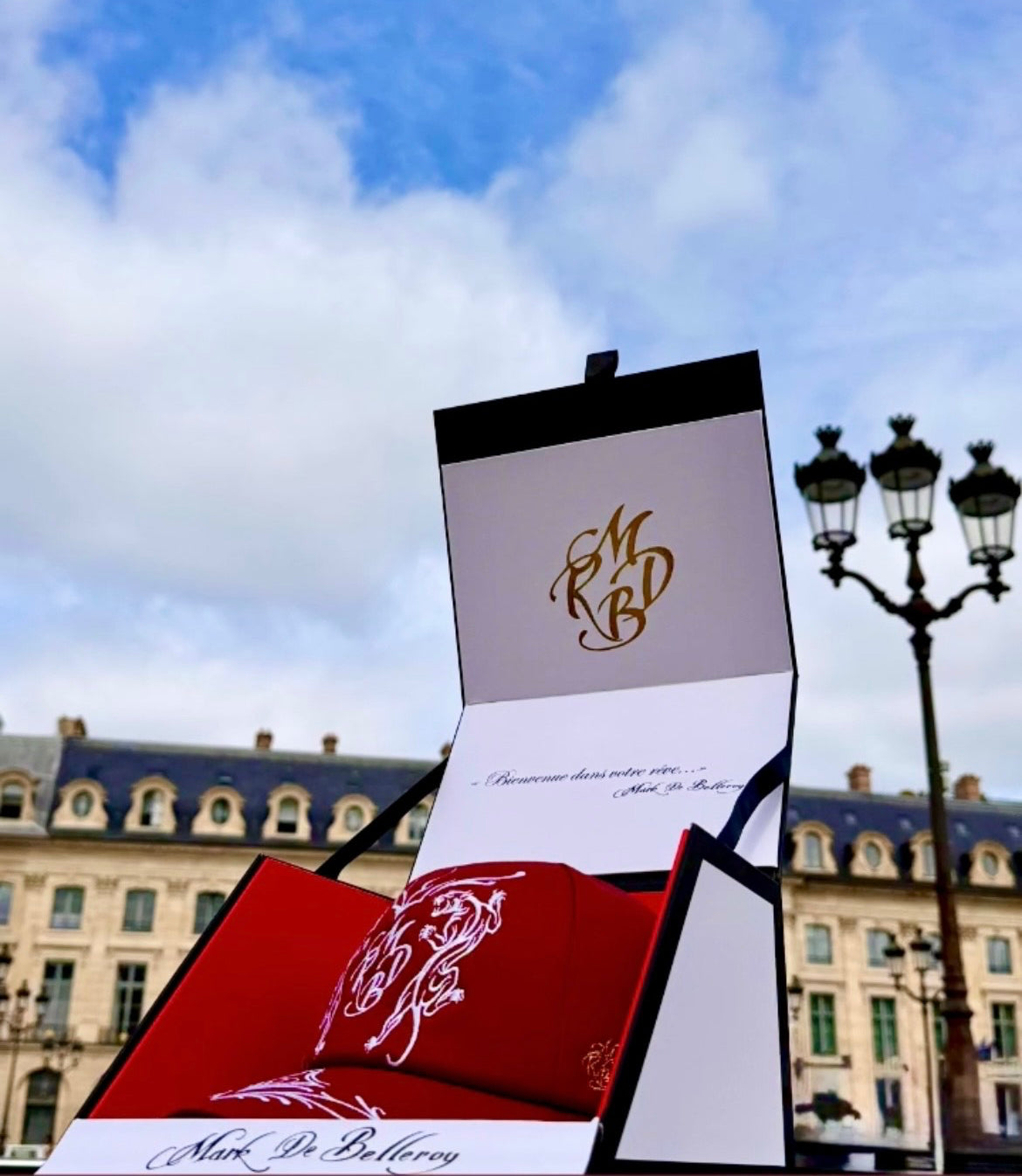 Casquette de luxe française Mark De Belleroy sur la place vendôme à Paris