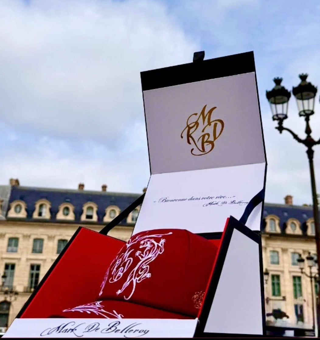 Casquette de luxe française Mark De Belleroy sur la place vendôme à Paris - casquette place Vendôme - casquette made in france - casquette de luxe france - casquette haut de gamme - casquette faite à la main - casquette baseball - casquette brodée - casquette designer - casquette fashion