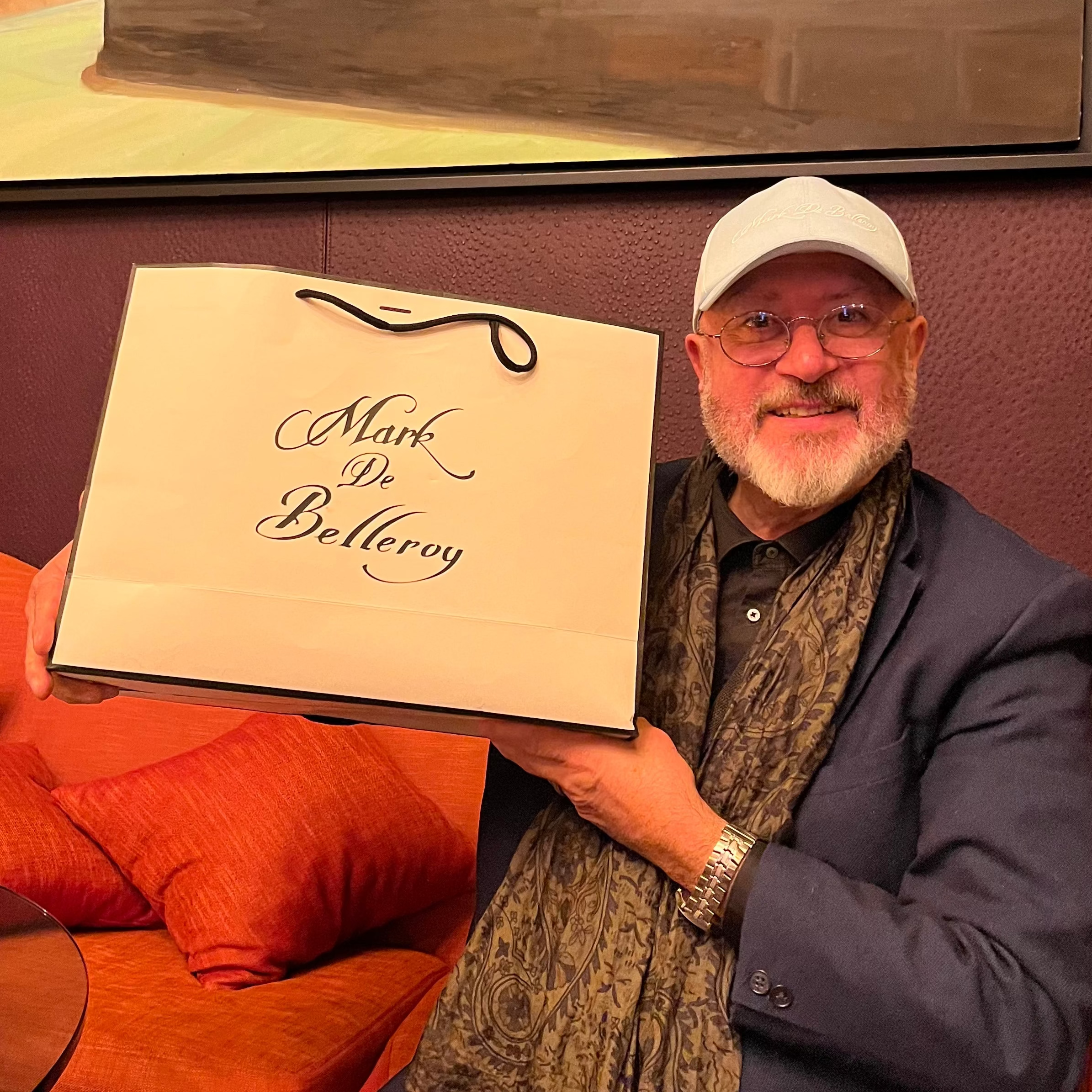 Le mythique professeur de théâtre Oscar Sisto avec une casquette Mark De Belleroy - casquette de luxe Mark De Belleroy - Star et Mark De Belleroy