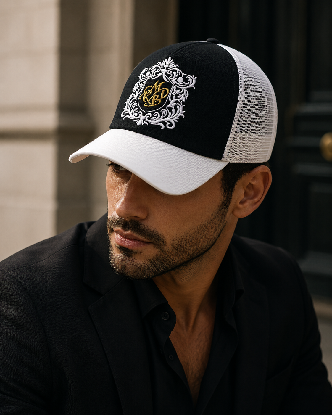 Casquette trucker de luxe Blason Signature Noir portée par un homme, Mark De Belleroy