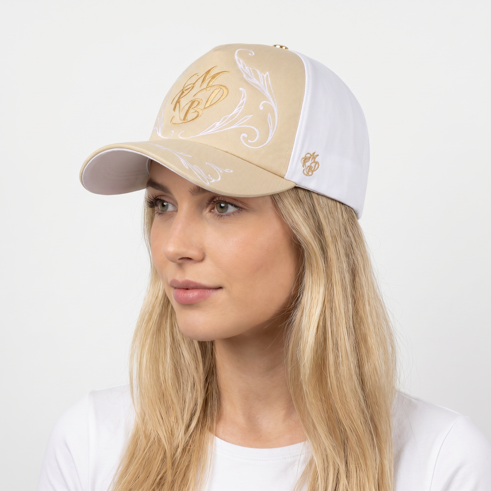 Mark De Belleroy - Casquette baseball - casquette de luxe - casquette caramel et blanche - casquette beige et blanche - casquette premium - casquette haut de gamme - casquette fabriquée en France - Casquette made in France - Casquette prestige - casquette de collection - casquette fashion - casquette brodée - casquette - casquette maison française - casquette maison de luxe - casquette homme - casquette femme - casquette no gender