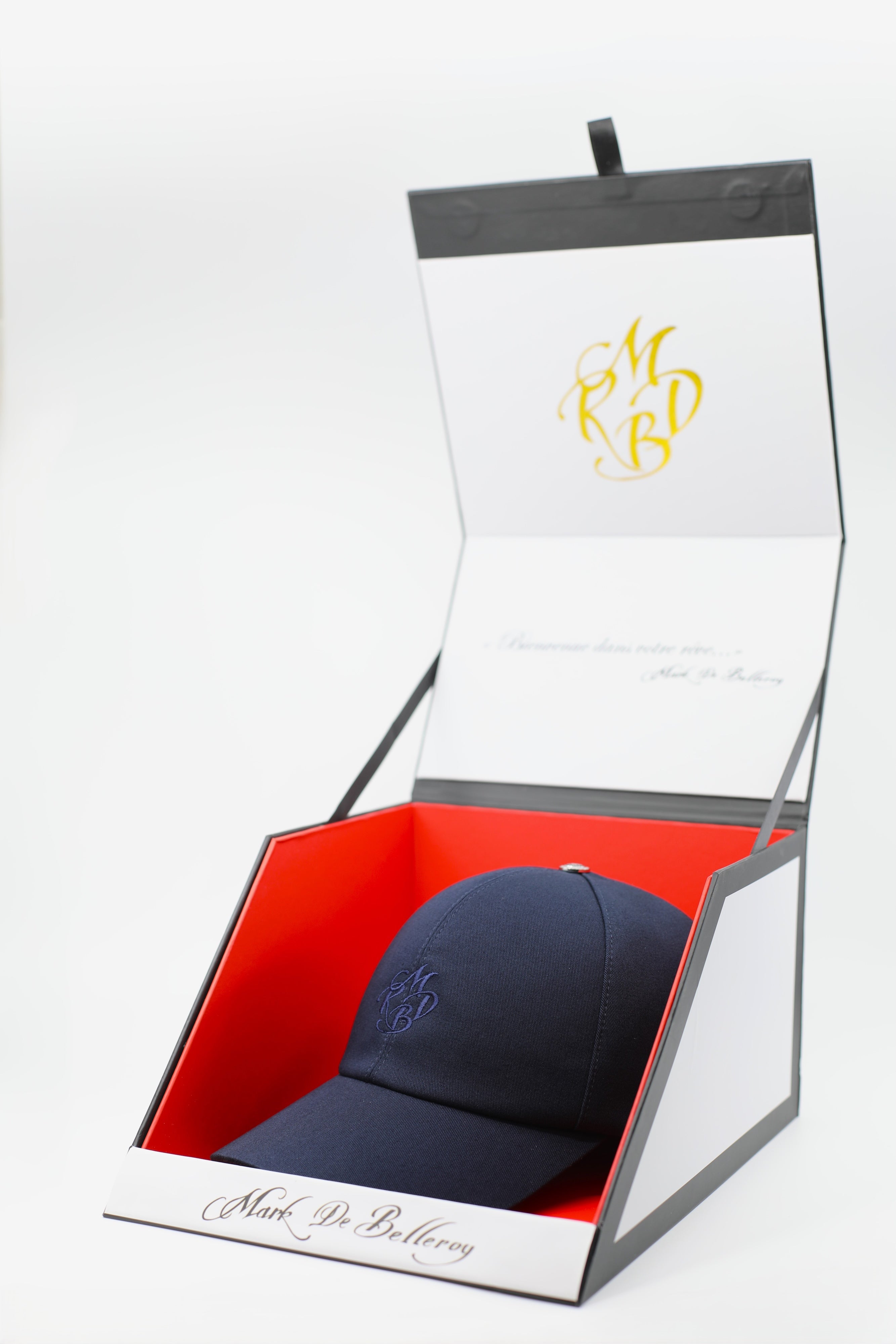 Casquette baseball de luxe Mark De Belleroy 5 pans brodée bleue marine intérieur satin doré dans son écrin signature Mark De Belleroy
