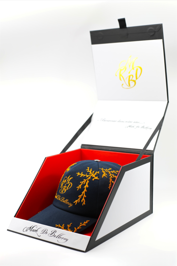 casquette baseball de luxe bleu marine branchage orange Mark De Belleroy dans son écrin signature made in France