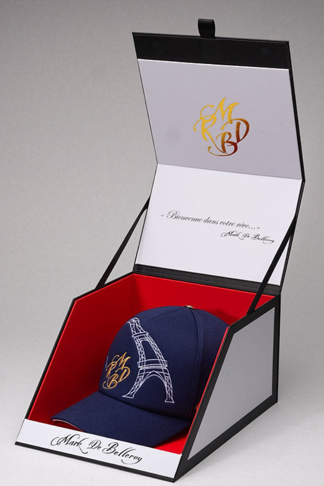 casquette baseball de luxe bleu marine tour Eiffel Mark De Belleroy dans son écrin signature made in France