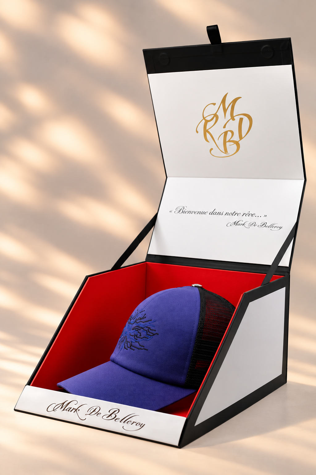 casquette trucker de luxe bleu ardoise Mark De Belleroy écrin signature made in France