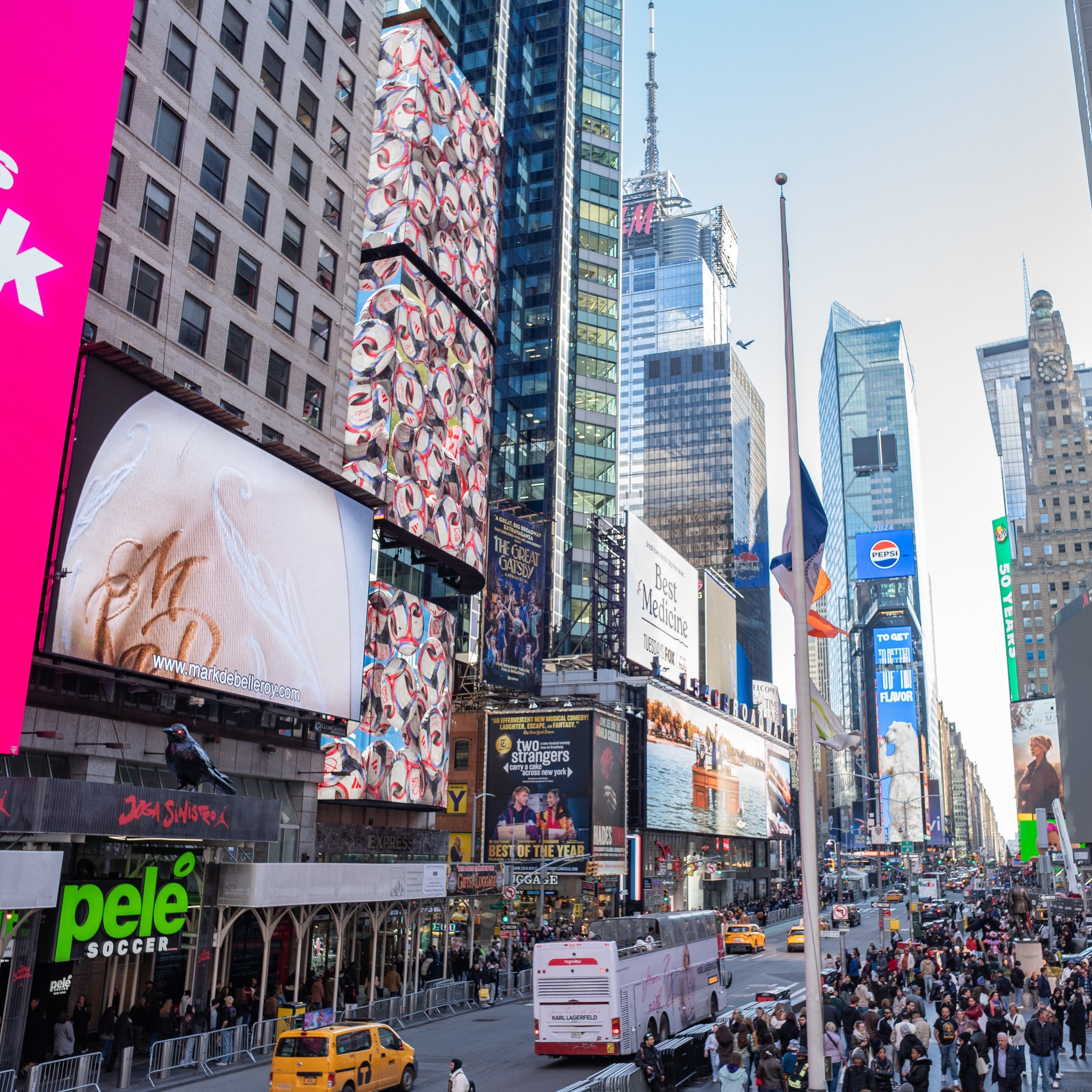 Mark De Belleroy illumine Times Square : la casquette de luxe française s’impose au cœur de New York City