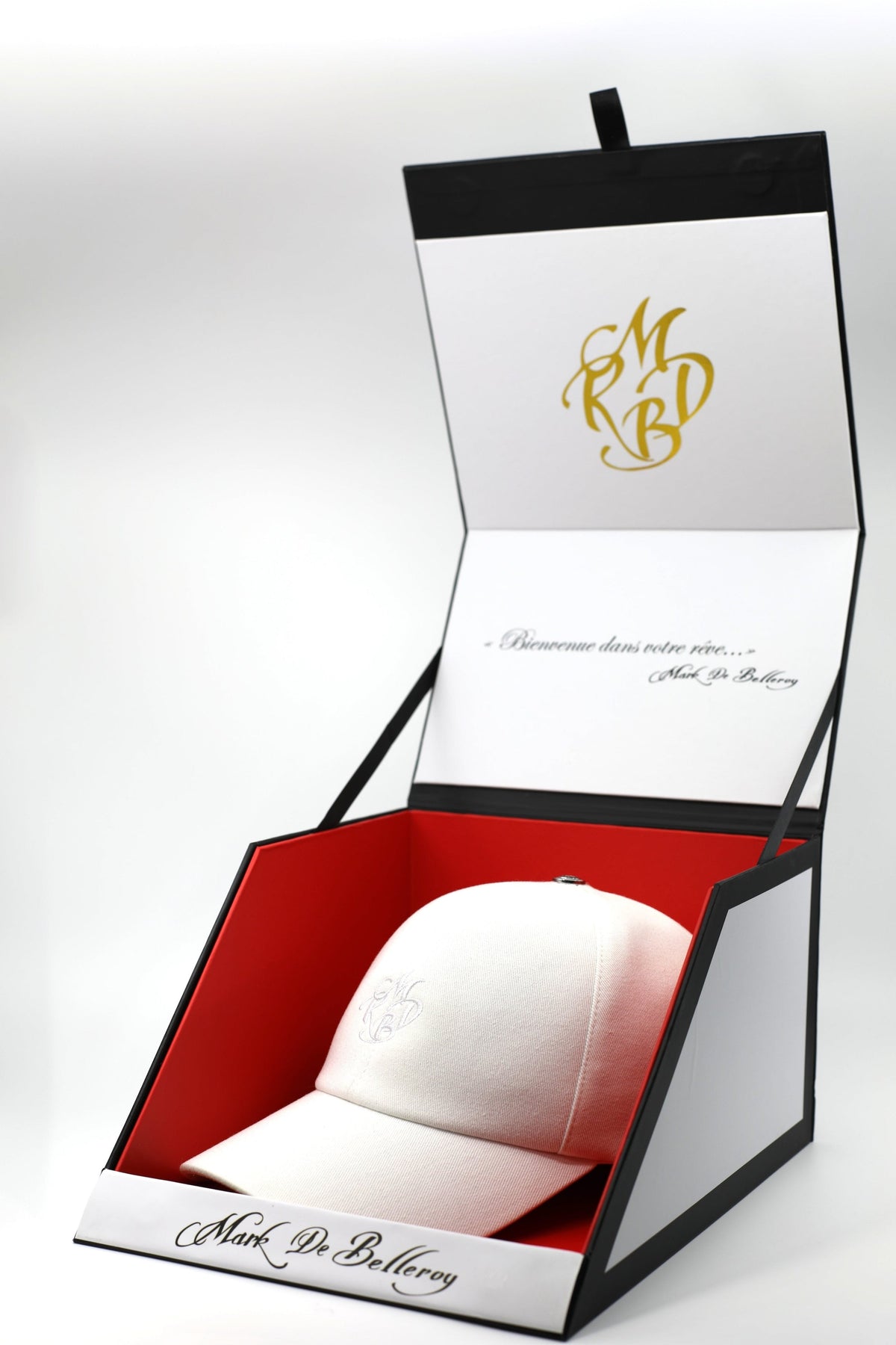 Casquette Baseball de luxe Mark De Belleroy blanche intérieur satin doré dans son écrin signature Mark De Belleroy casquette 6 pans 