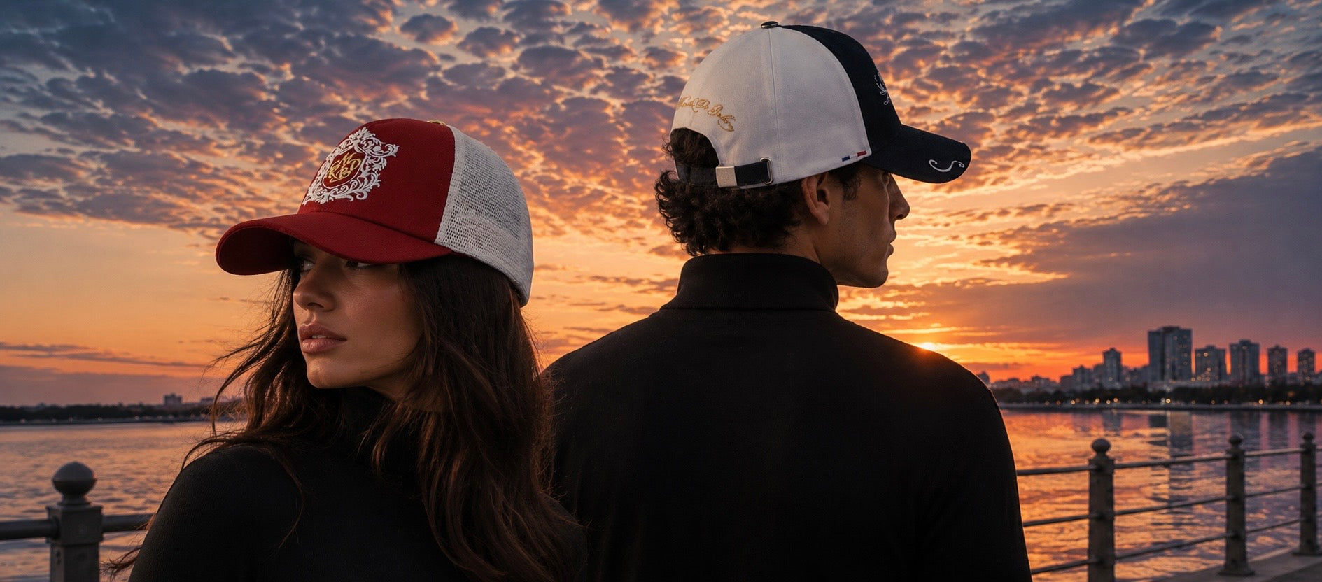 Boutique de luxe Mark De Belleroy Paris homme et femme qui portent une casquette baseball et une autre casquette trucker. casquette fabriquée en France. 