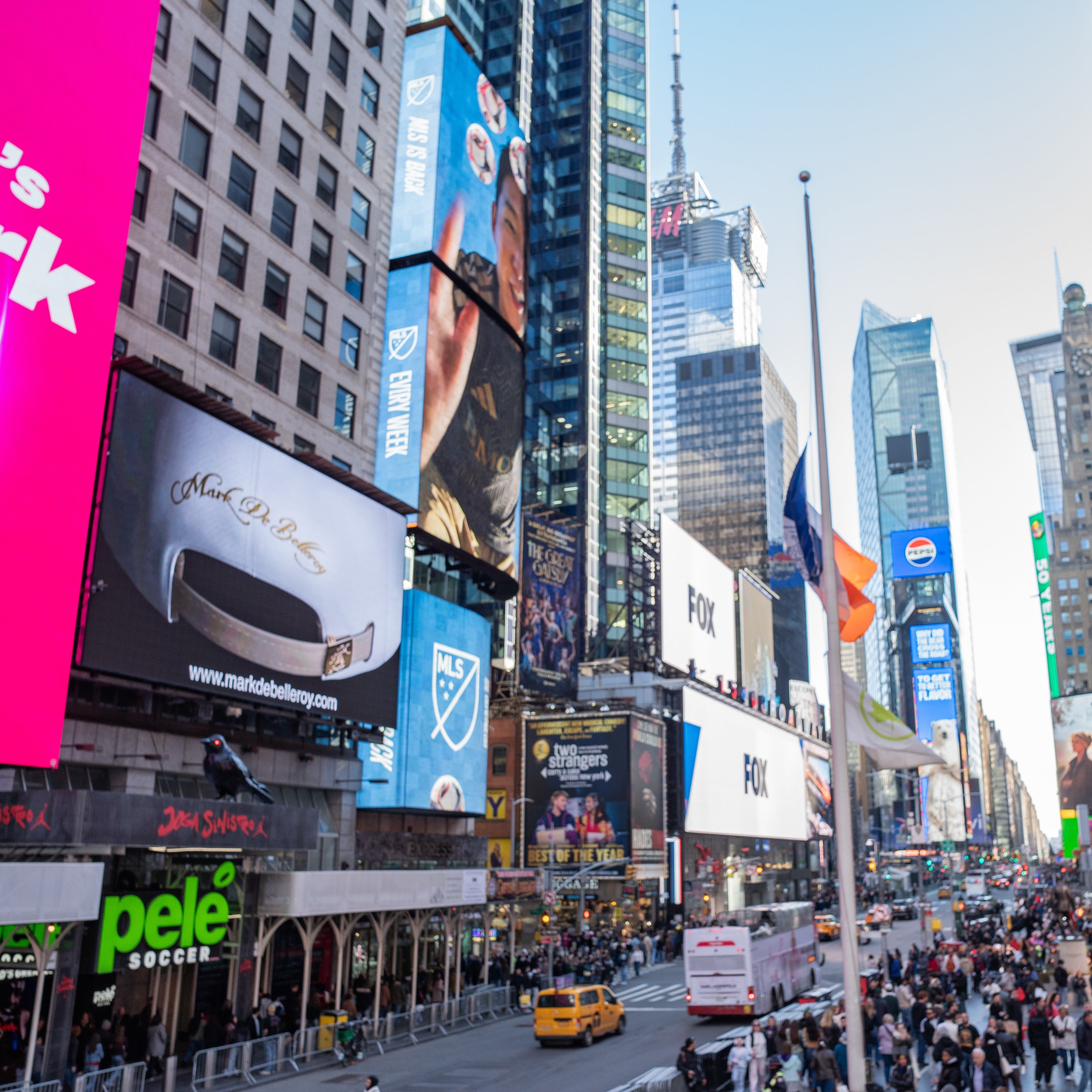 Campagne publicitaire de la Maison de luxe française de casquettes de luxe Mark De Belleroy diffusée sur les écrans géants de Times Square à Manhattan, New York, le 14 mars 2026.
