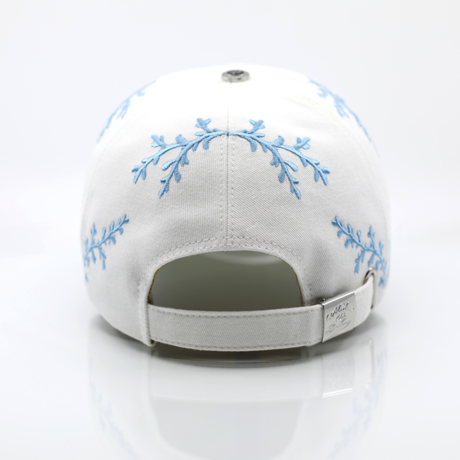 vue arrière casquette de luxe blanche Le Branchage Céleste intérieur satin doré fabrication artisanale française Mark De Belleroy