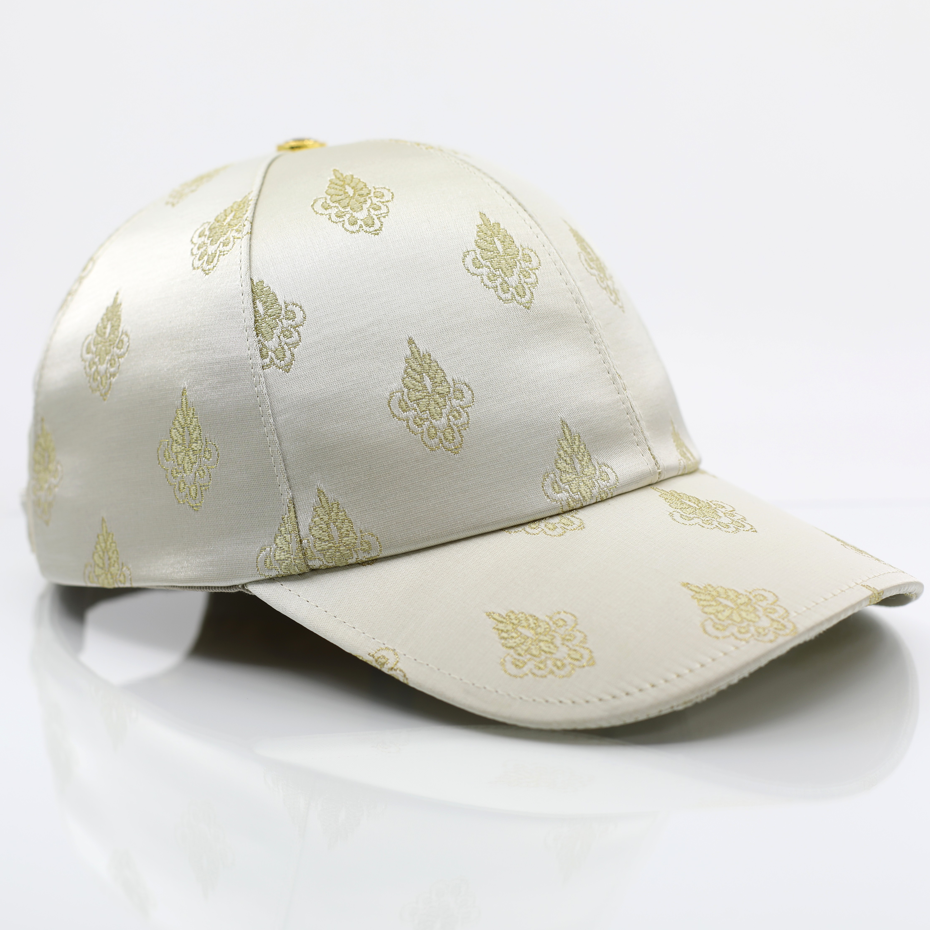 Casquette baseball de luxe Mark De Belleroy couleur champagne et doré au tissage Jacquard rivet doré et fermoir doré, casquette intérieur satin, casquette en édition limitée fabriquée en France.Casquette baseball de luxe - casquette de luxe - casquette designer - casquette haut de gamme - casquette luxueuse - casquette faite à la main - casquette artisanale - casquette made in France - casquette maison de luxe 