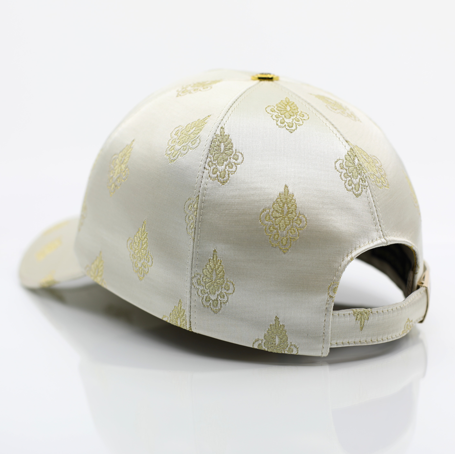 Casquette baseball de luxe Mark De Belleroy couleur champagne et doré au tissage Jacquard rivet doré et fermoir doré, casquette intérieur satin, casquette en édition limitée fabriquée en France.Casquette baseball de luxe - casquette de luxe - casquette designer - casquette haut de gamme - casquette luxueuse - casquette faite à la main - casquette artisanale - casquette made in France - casquette maison de luxe 