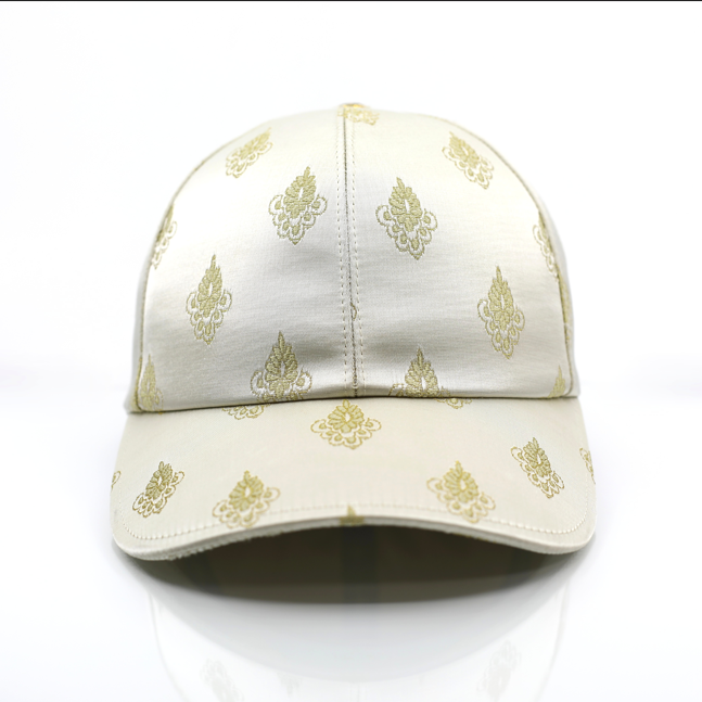 Casquette baseball de luxe Mark De Belleroy couleur champagne et doré au tissage Jacquard rivet doré et fermoir doré, casquette intérieur satin, casquette en édition limitée fabriquée en France.Casquette baseball de luxe - casquette de luxe - casquette designer - casquette haut de gamme - casquette luxueuse - casquette faite à la main - casquette artisanale - casquette made in France - casquette maison de luxe 