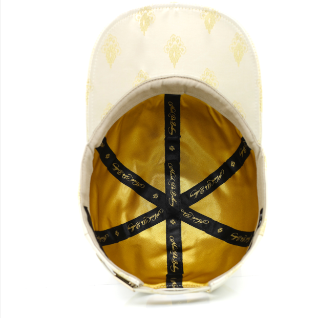 Casquette baseball de luxe Mark De Belleroy couleur champagne et doré au tissage Jacquard rivet doré et fermoir doré, casquette intérieur satin, casquette en édition limitée fabriquée en France.Casquette baseball de luxe - casquette de luxe - casquette designer - casquette haut de gamme - casquette luxueuse - casquette faite à la main - casquette artisanale - casquette made in France - casquette maison de luxe 