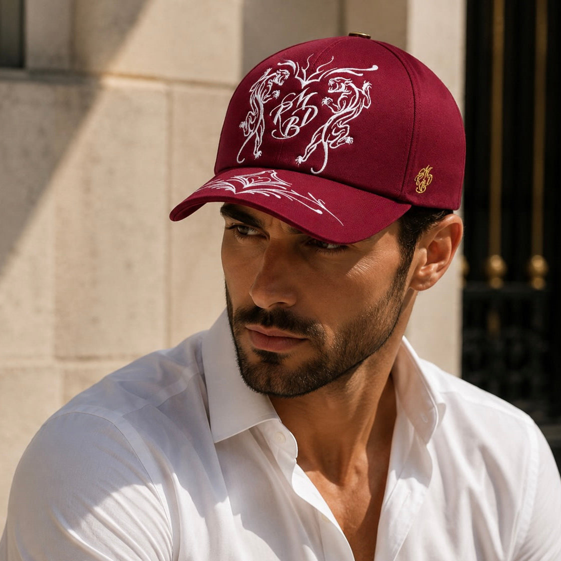 homme élégant portant casquette prestige bordeaux brodée panthère Mark De Belleroy