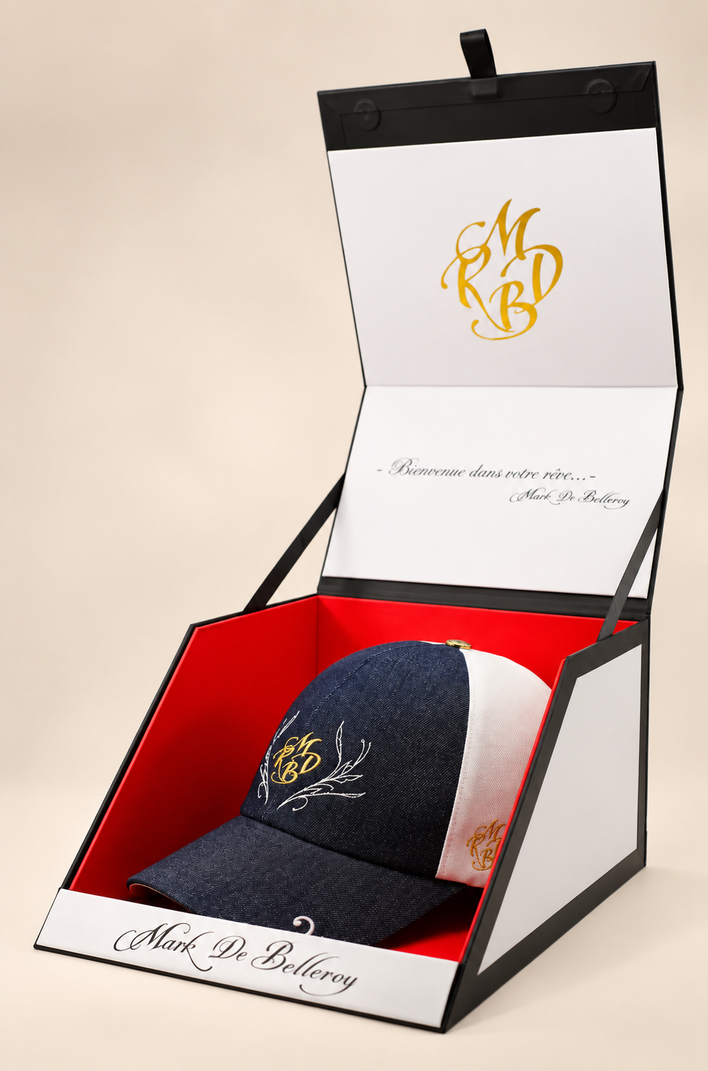 casquette baseball de luxe jean denim et blanc Mark De Belleroy dans son écrin signature made in France