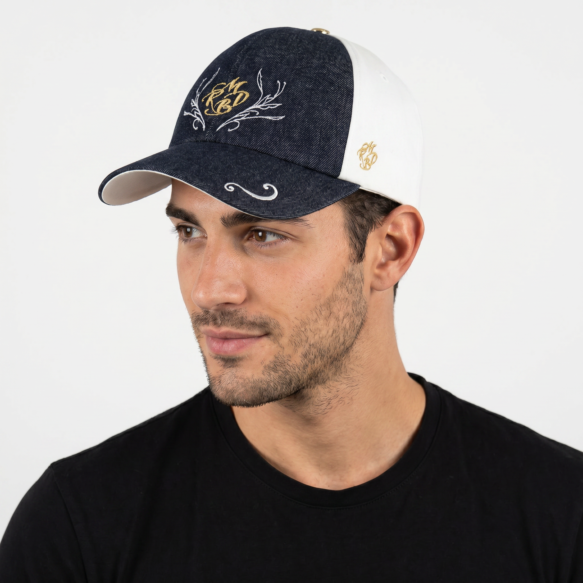 Mark De Belleroy - Casquette baseball - casquette de luxe - casquette jean denim - casquette jean denim blanc - casquette - casquette premium - casquette haut de gamme - casquette fabriquée en France - Casquette made in France - Casquette prestige - casquette de collection - casquette fashion - casquette brodée - casquette - casquette maison française - casquette maison de luxe - casquette homme - casquette femme - casquette no gender