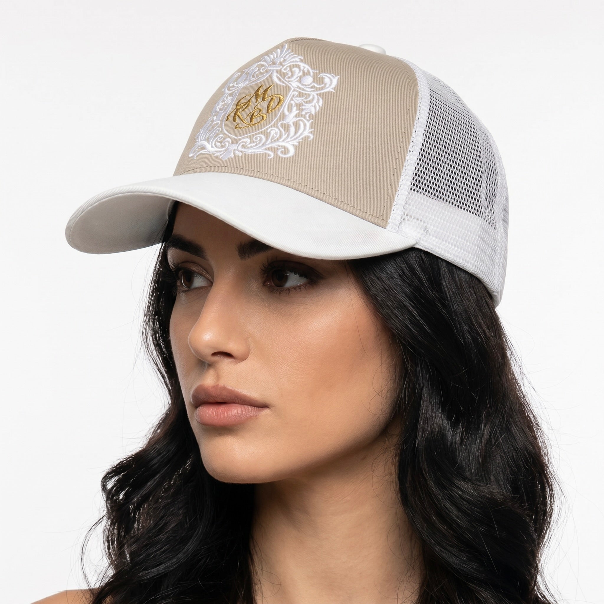 Casquette de luxe Mark De Belleroy - Luxury cap - French cap - Trucker luxury cap - trucker Cap -Mark De Belleroy - Casquette trucker - casquette de luxe - casquette beige et blanche - casquette premium - casquette haut de gamme - casquette fabriquée en France - Casquette made in France - Casquette prestige - casquette de collection - casquette fashion - casquette brodée - casquette maison française - casquette maison de luxe - casquette homme - casquette femme - casquette no gender - casquette brodée