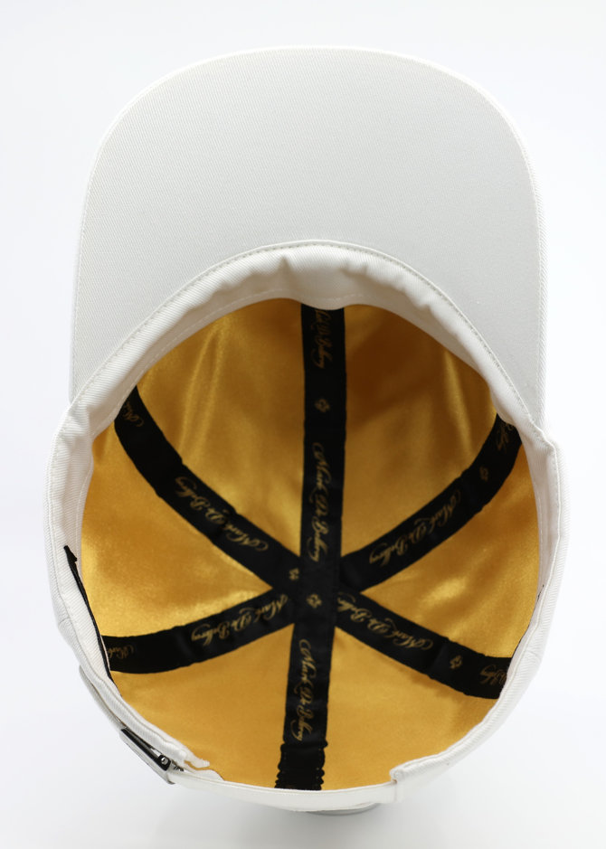 casquette de golf de luxe blanche vue  intérieure intérieur satin doré made in France
