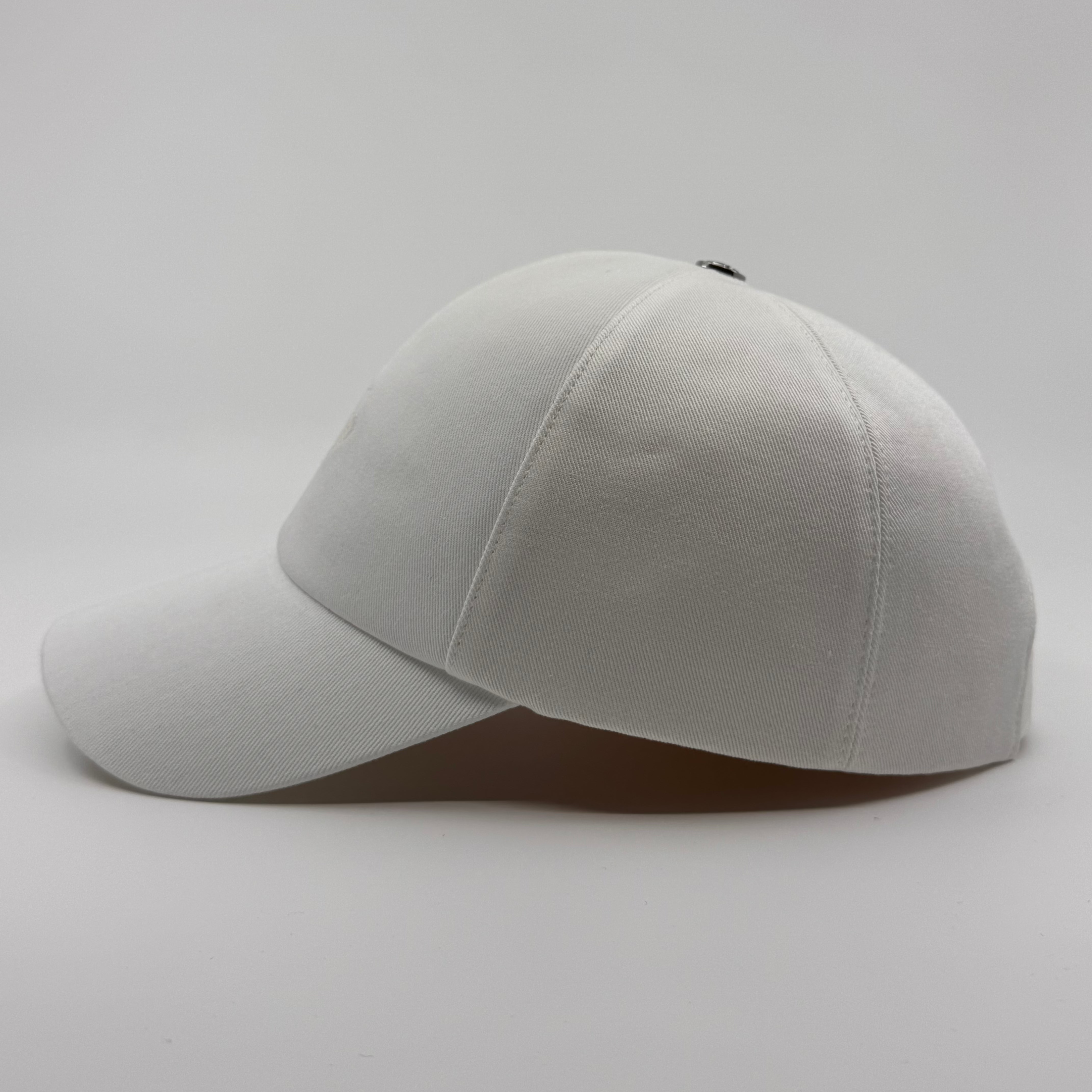 casquette de golf de luxe blanche profil fermoir doré gravé Mark De Belleroy