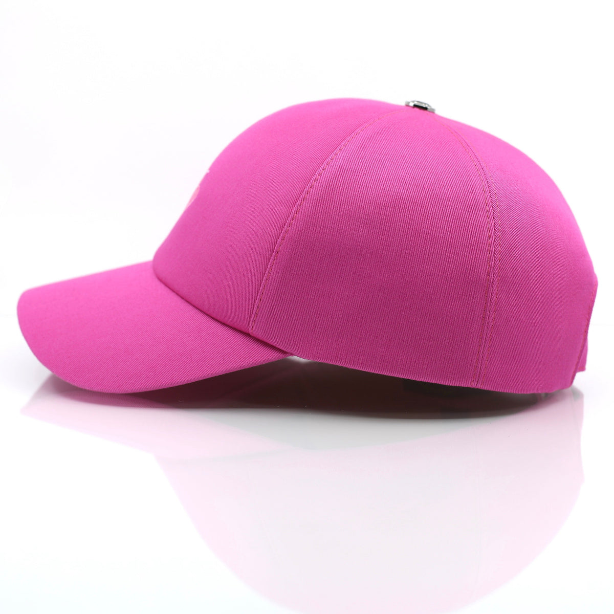 casquette de golf de luxe fuchsia profil fermoir argenté gravé Mark De Belleroy